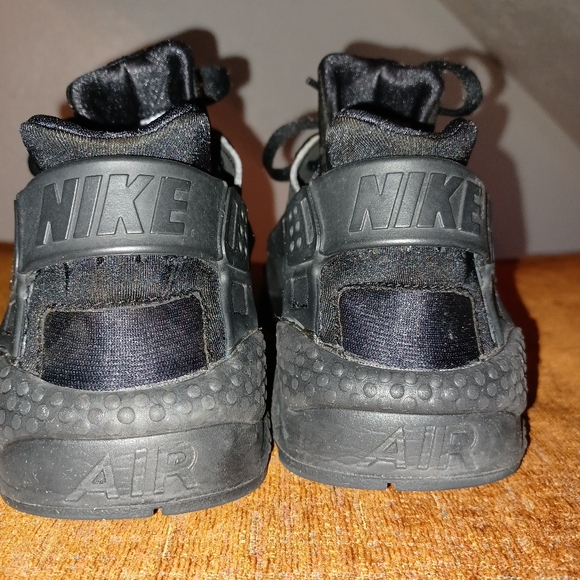 Black Nike Air Huaraches - Picture 3 of 8
